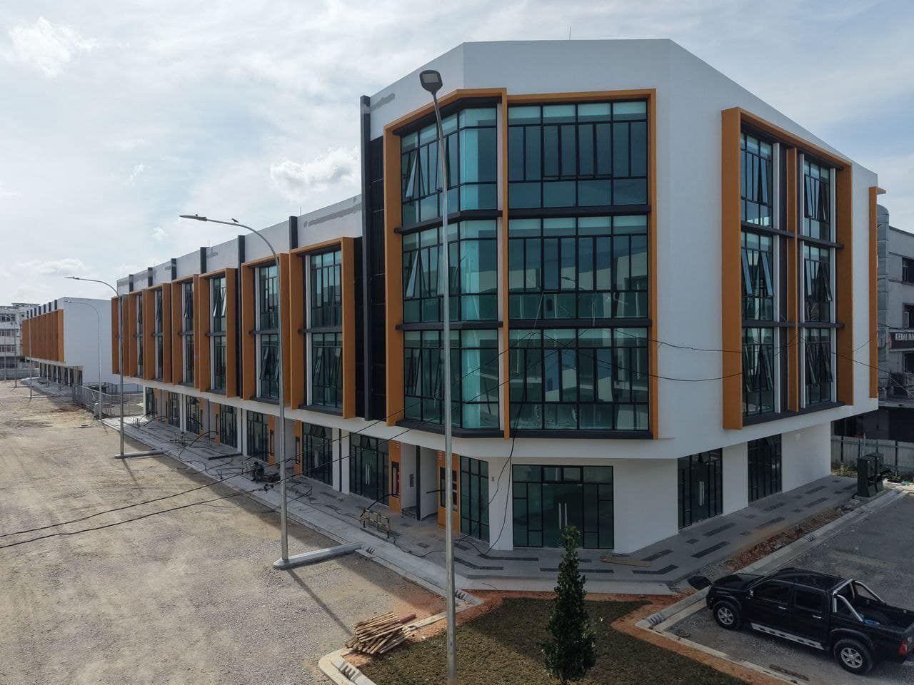 3-Storey Shoplot (Intermediate) Taman Permas Jaya – photo 1