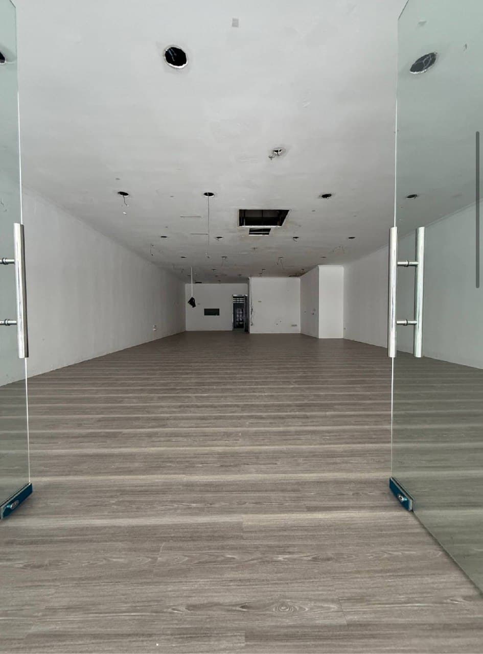 3 storey Shoplot Taman Molek – photo 1