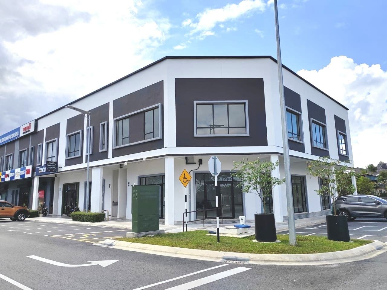 2 storey Shoplot Intermediate Unit Taman Ekoperniagaan – photo 1