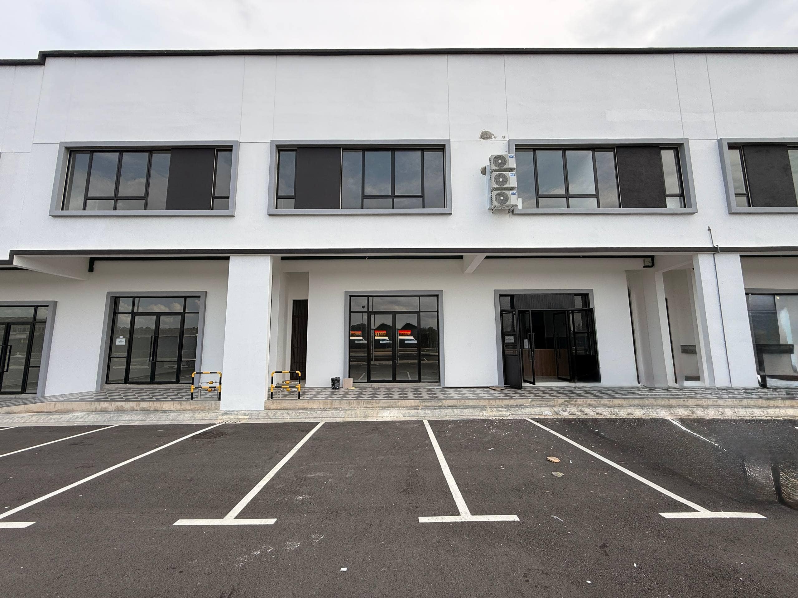 2-Storey Shop Office Eco Tropics Avenue 2 – photo 1