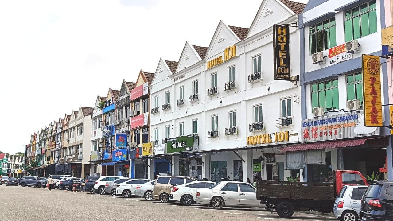 3 storey shoplot Taman Puteri Wangsa – photo 1