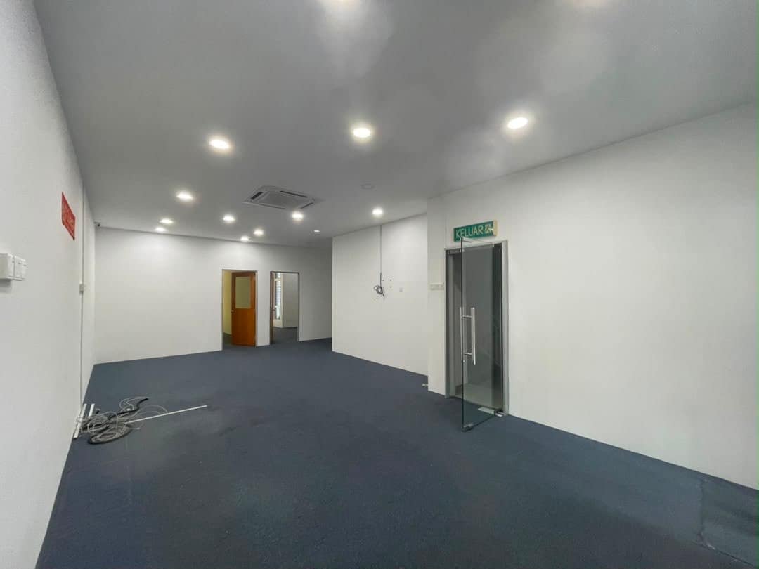 3 Storey Shoplot Taman Mount Austin – photo 1