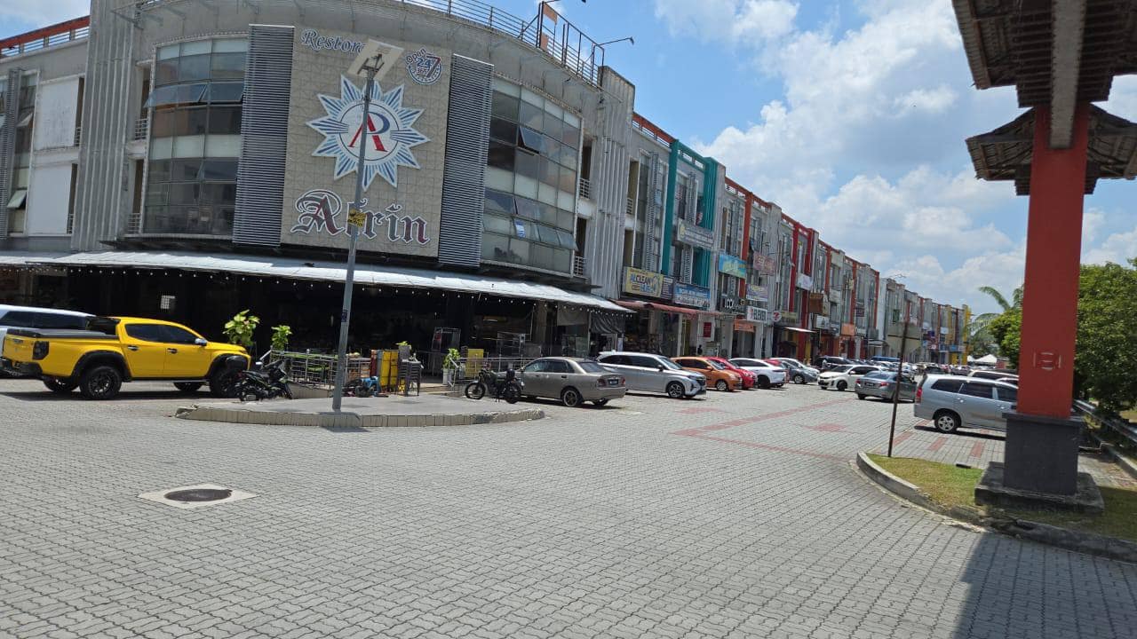 3 Storey Shoplot Jalan Lembah, Bandar Baru Seri Alam – photo 1