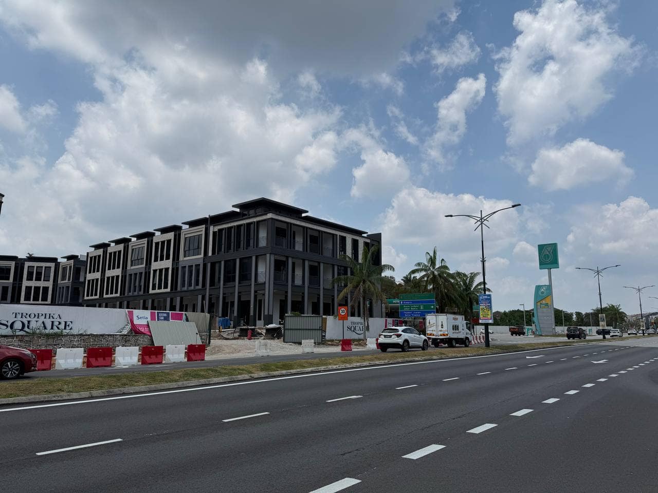 3 storey shop office Taman Setia Tropika – photo 1