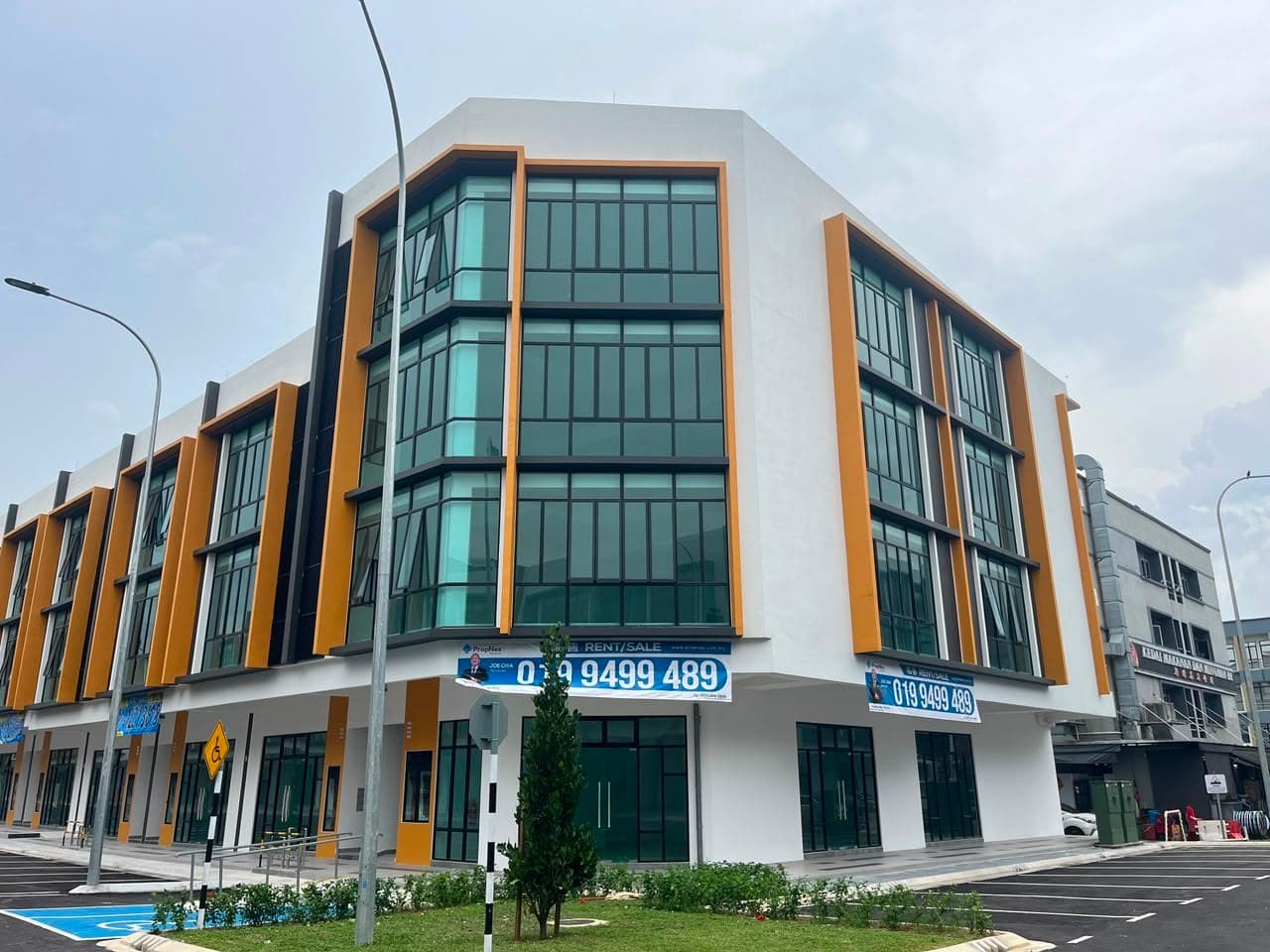 4 Storey Shop Lot with Lift Permas Jaya – photo 1