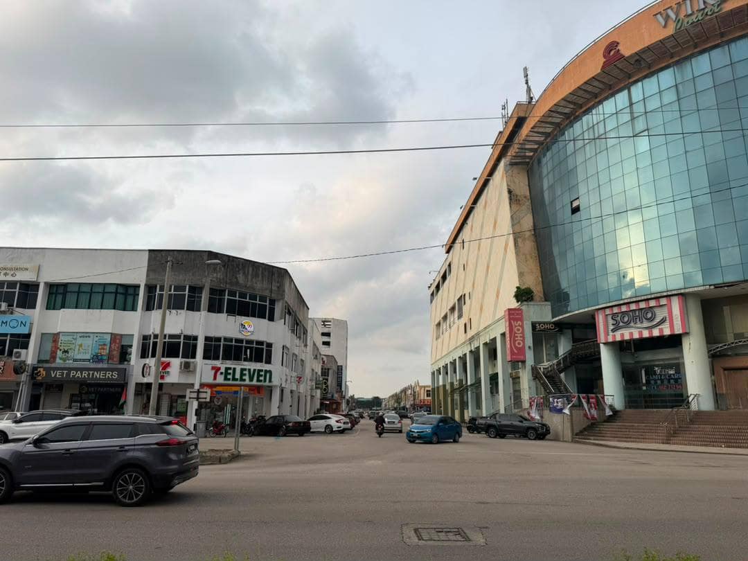 3-Storey Shoplot Taman Bukit Pasir – photo 1