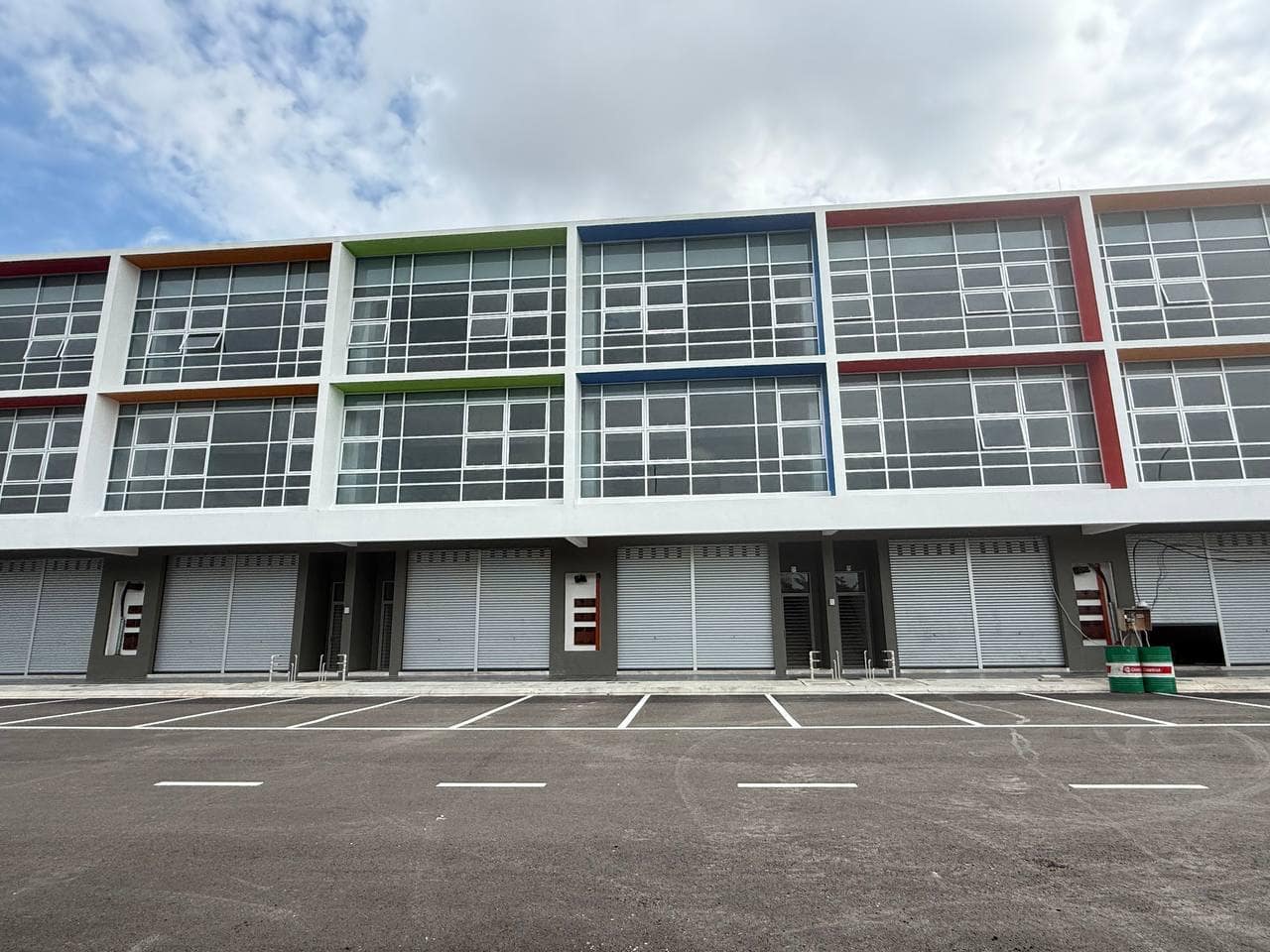 3-Storey Intermediate Shoplot Bandar Dato Onn Perjiranan 15/28 – photo 1