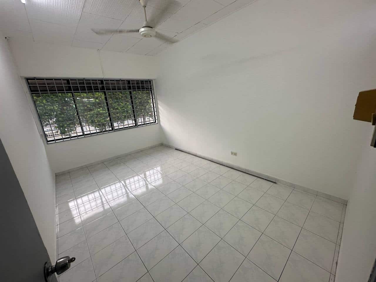 Tun Aminah facing main road 1st Floor Shop for ren…