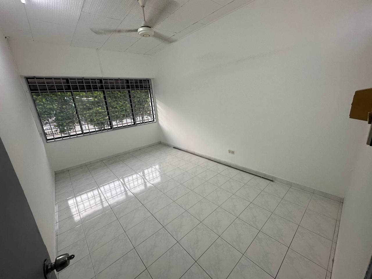 Tun Aminah facing main road 1st Floor Shop for ren… – photo 1