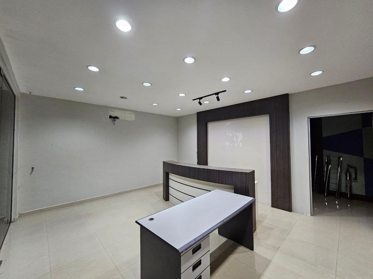 3 Storey Shoplot Mount Austin – photo 1