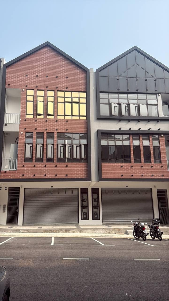 Three Storey Shoplot Sutera Square @ Sutera Utama – photo 1