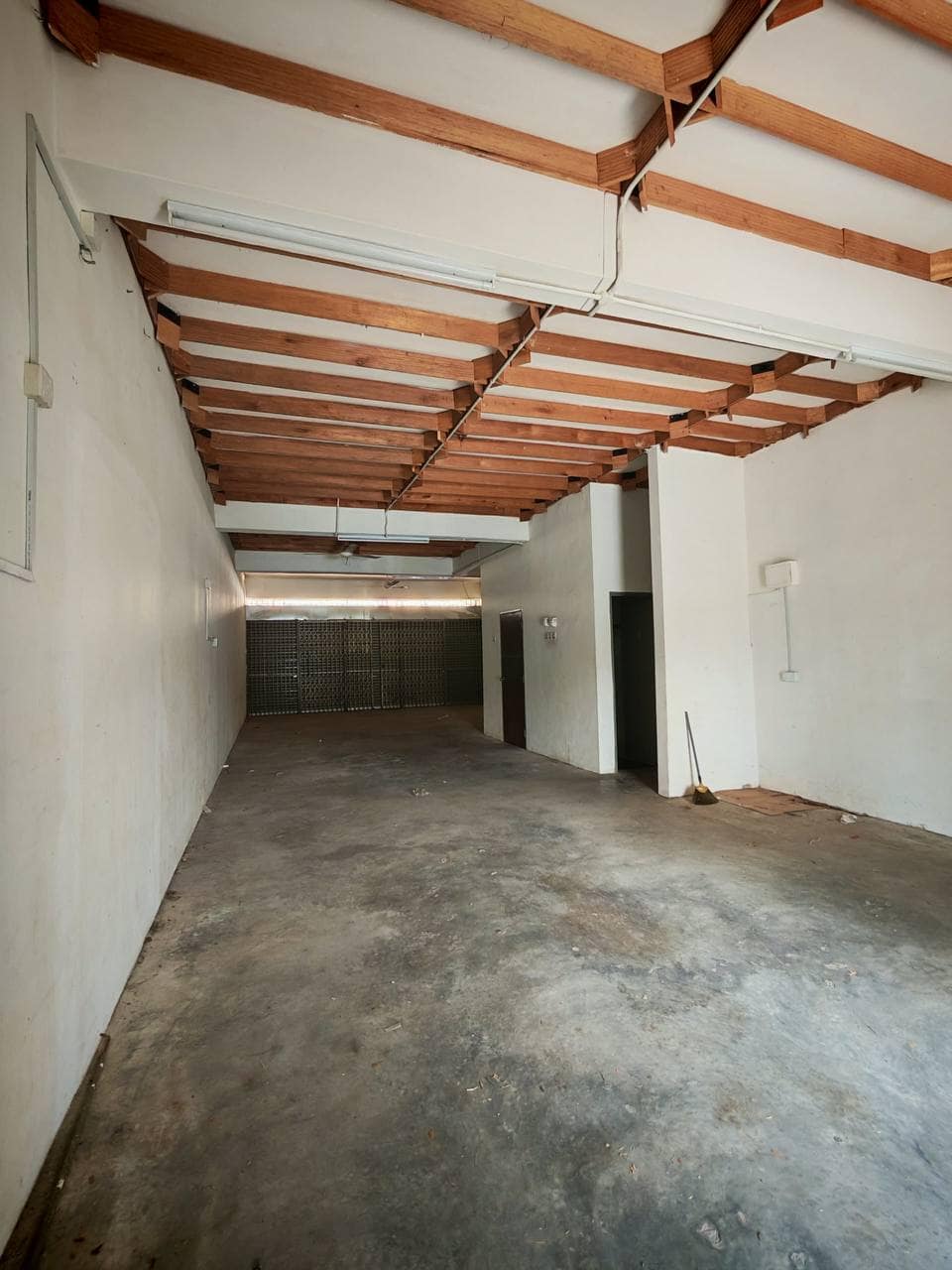 Ground Floor Shop Taman Daya – photo 1