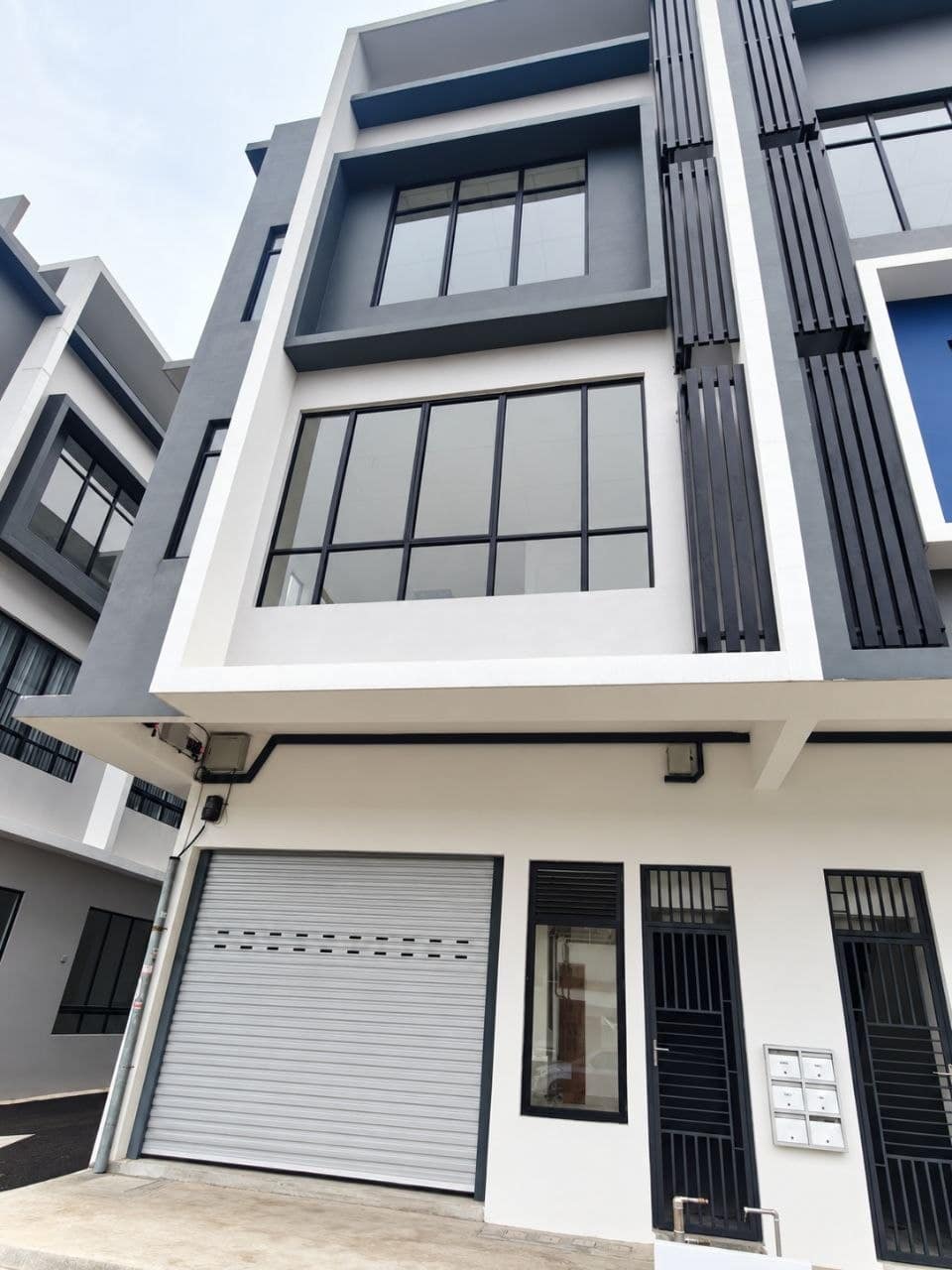 3-Storey Shop Lot Austin Crest – photo 1