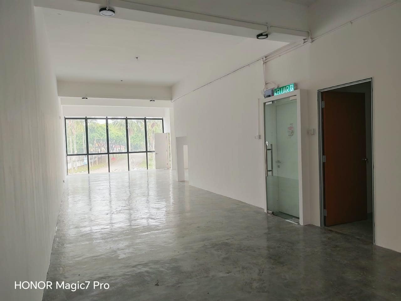 3-Storey Shoplot Tampoi – photo 1