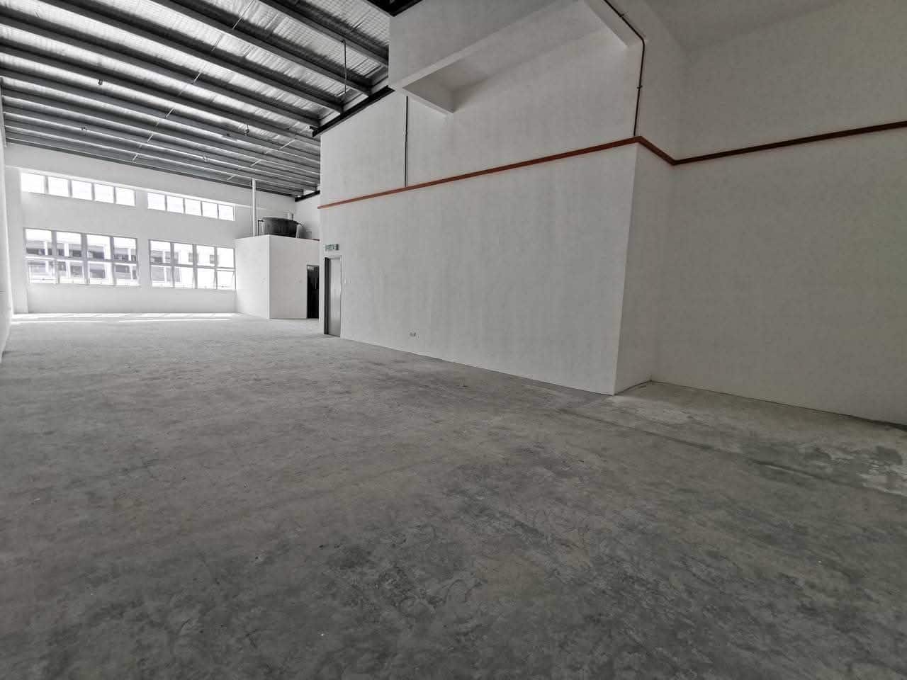 1.5 sty terrace factory Taman Mount Austin