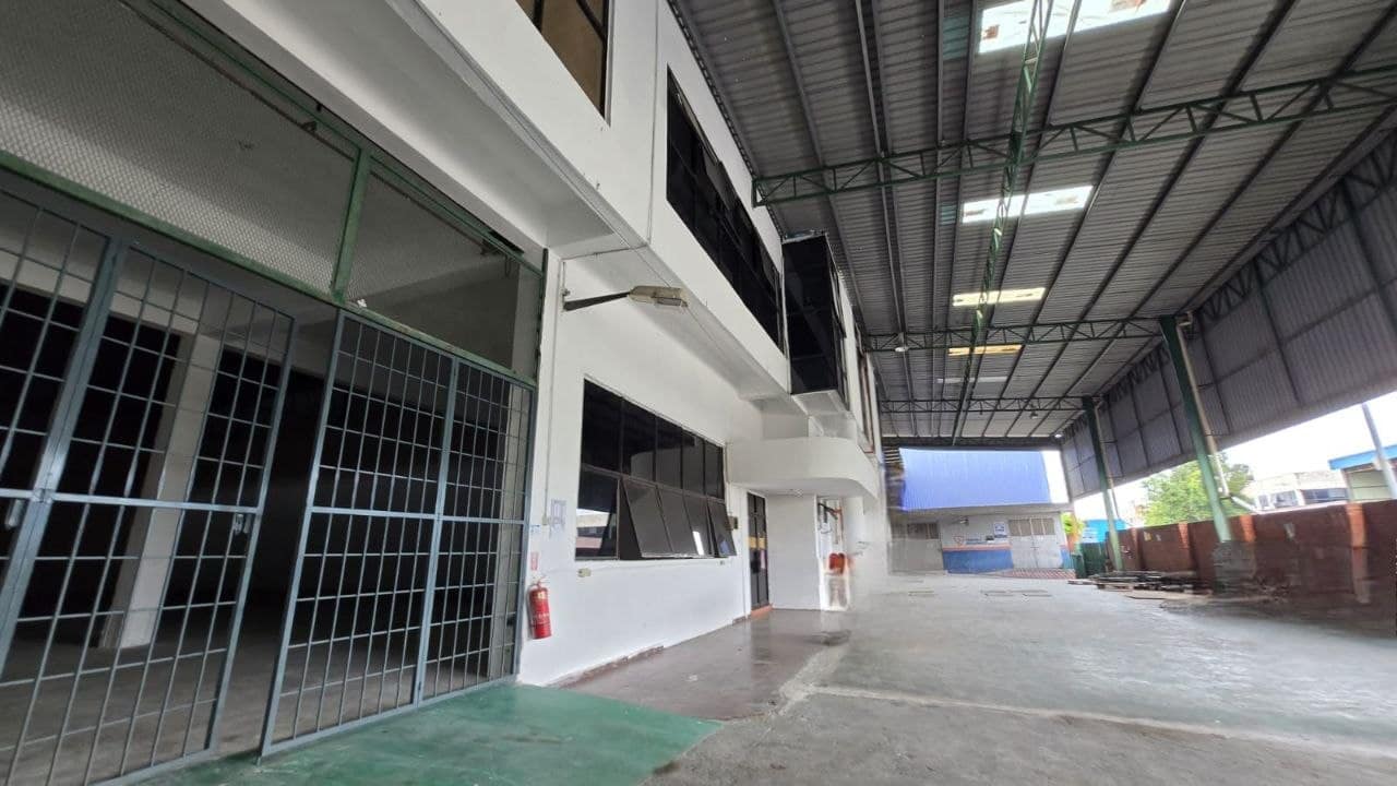 1.5 STOREY SEMI DETACHED FACTORIES - 2 Adjoining unit Taman Perindustrian Cemerlang – photo 1