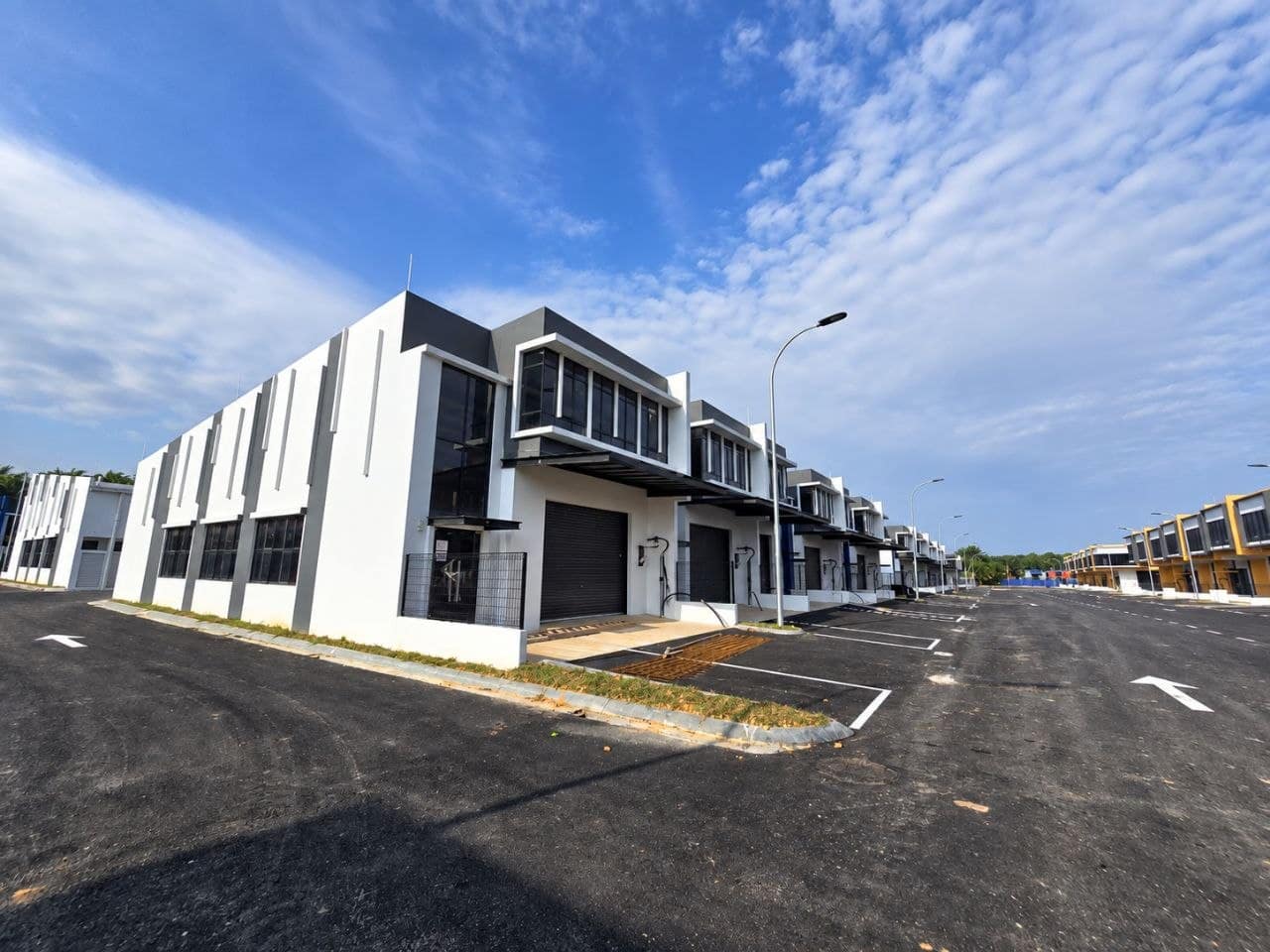 Single Storey Terrace Factory Empire Park – photo 1