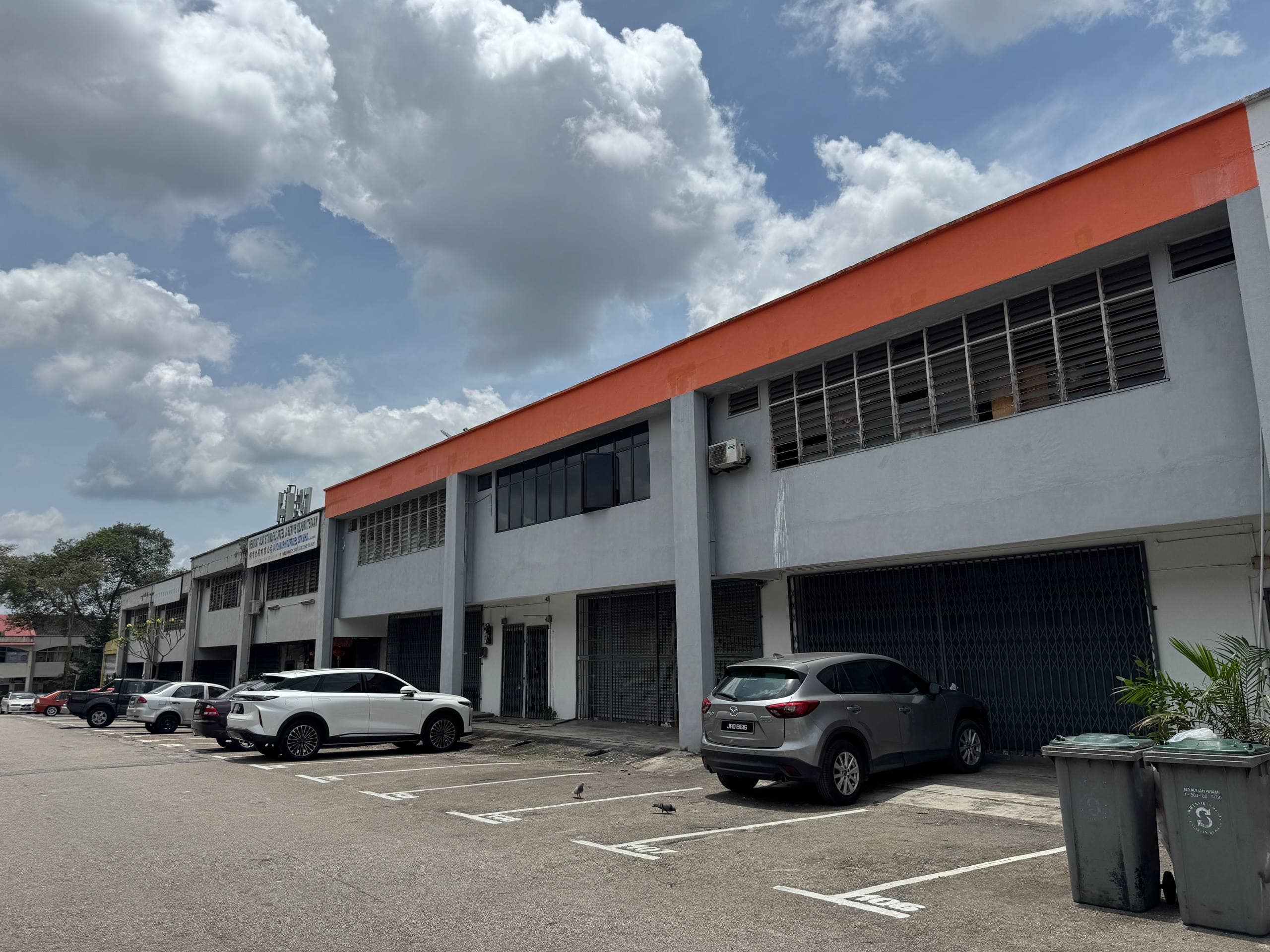 1.5-Storey Terrace Factory Desa Jaya โ photo 1